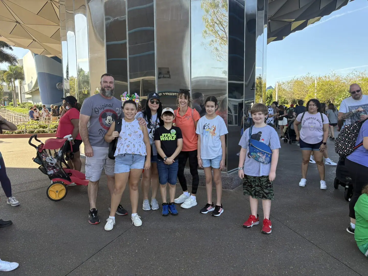 anplwaye ak elèv nan epcot park