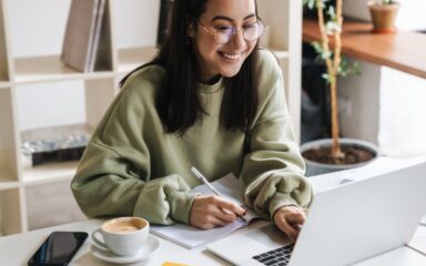 Elèv k ap patisipe nan yon kou sou entènèt