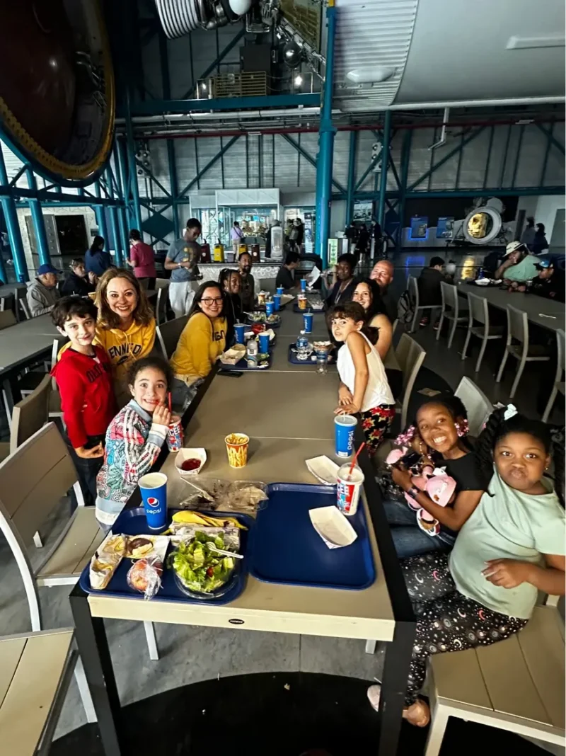 Timoun yo ap resevwa manje midi nan sant la espas