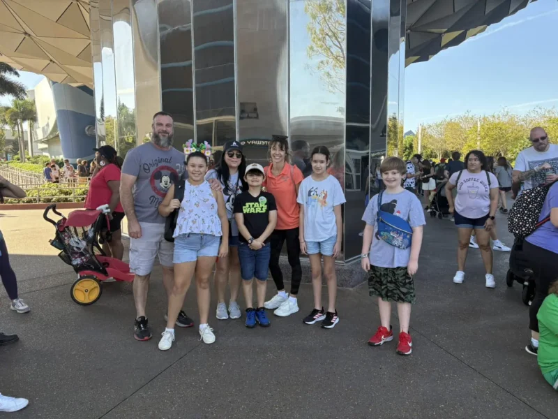 anplwaye ak elèv nan epcot park