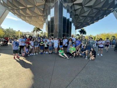 elèv ak fanmi nan foto a nan epcot