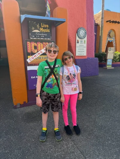 Timoun ap souri nan pak la