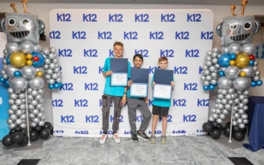 Timoun k ap resevwa diplòm