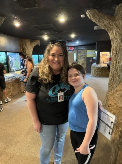 pwofesè ak elèv nan zou a