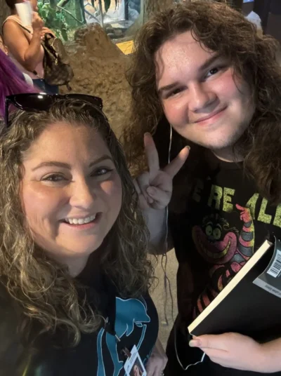 pwofesè ak elèv k ap souri