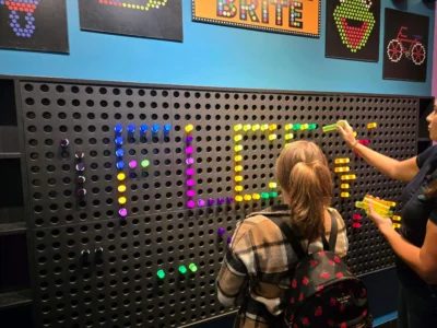 Moun k ap ekri sou yon tablo