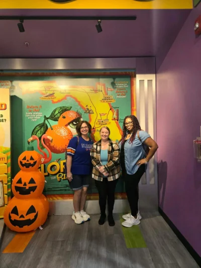 Twa fanm kanpe bò kote twa joumou