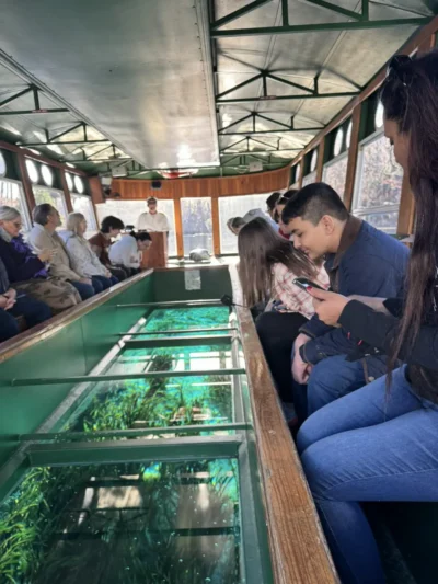 moun kap gade lak la depi yon bato